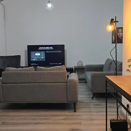 Eleven Deluxe 2br - Breakbooking Cy Apartman *
