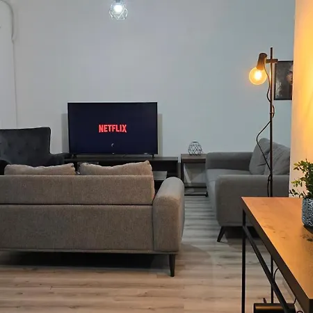 Eleven Deluxe 2br - Breakbooking Cy