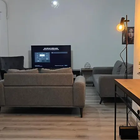 Eleven Deluxe 2br - Breakbooking Cy Apartman