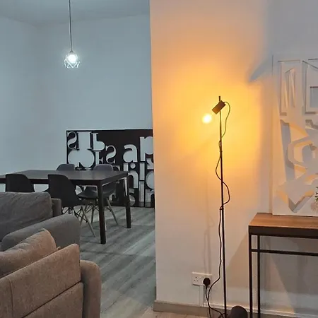 Eleven Deluxe 2br - Breakbooking Cy